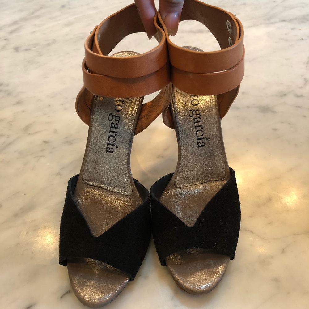 Black and Tan Pedro García Heels